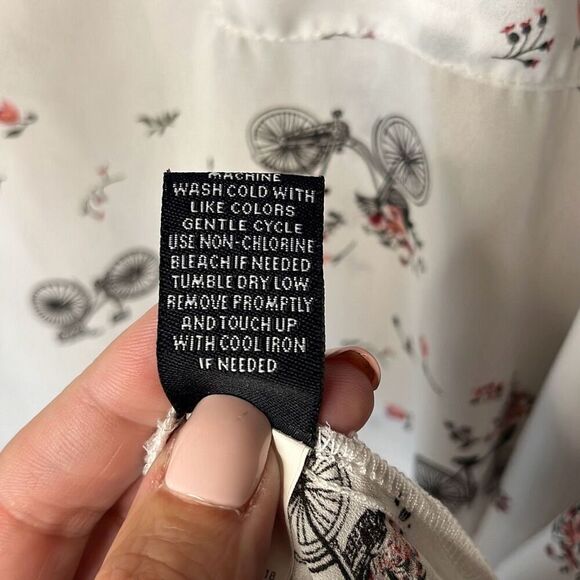 Torrid White Abbey Bicycle Georgette Button Back Blouse 5X - Picture 8 of 8